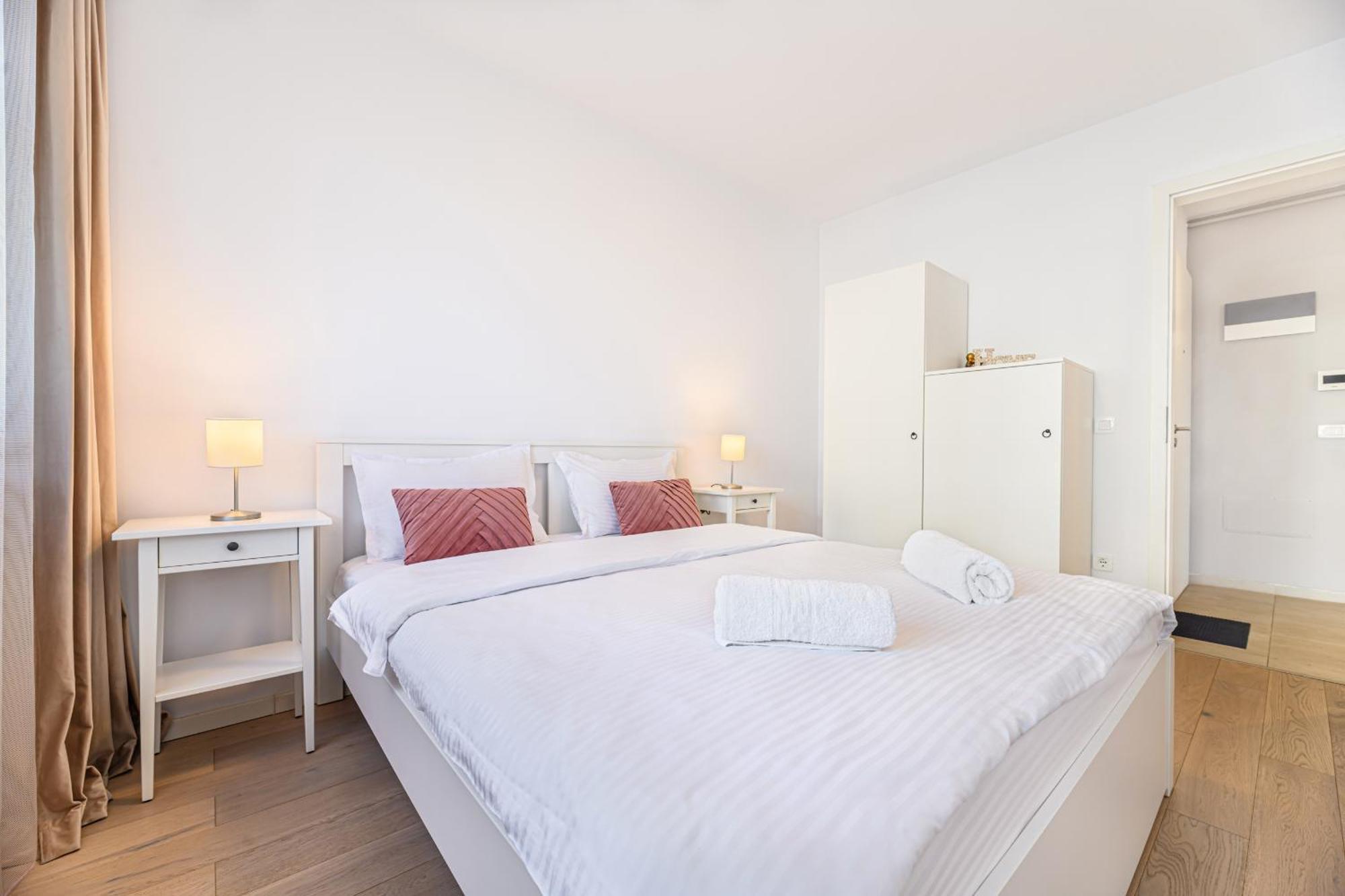 Jad - Luxury 3 Rooms & 2 Rooms Apartments In Kasper, Near Coresi Mall Brasov Exterior photo