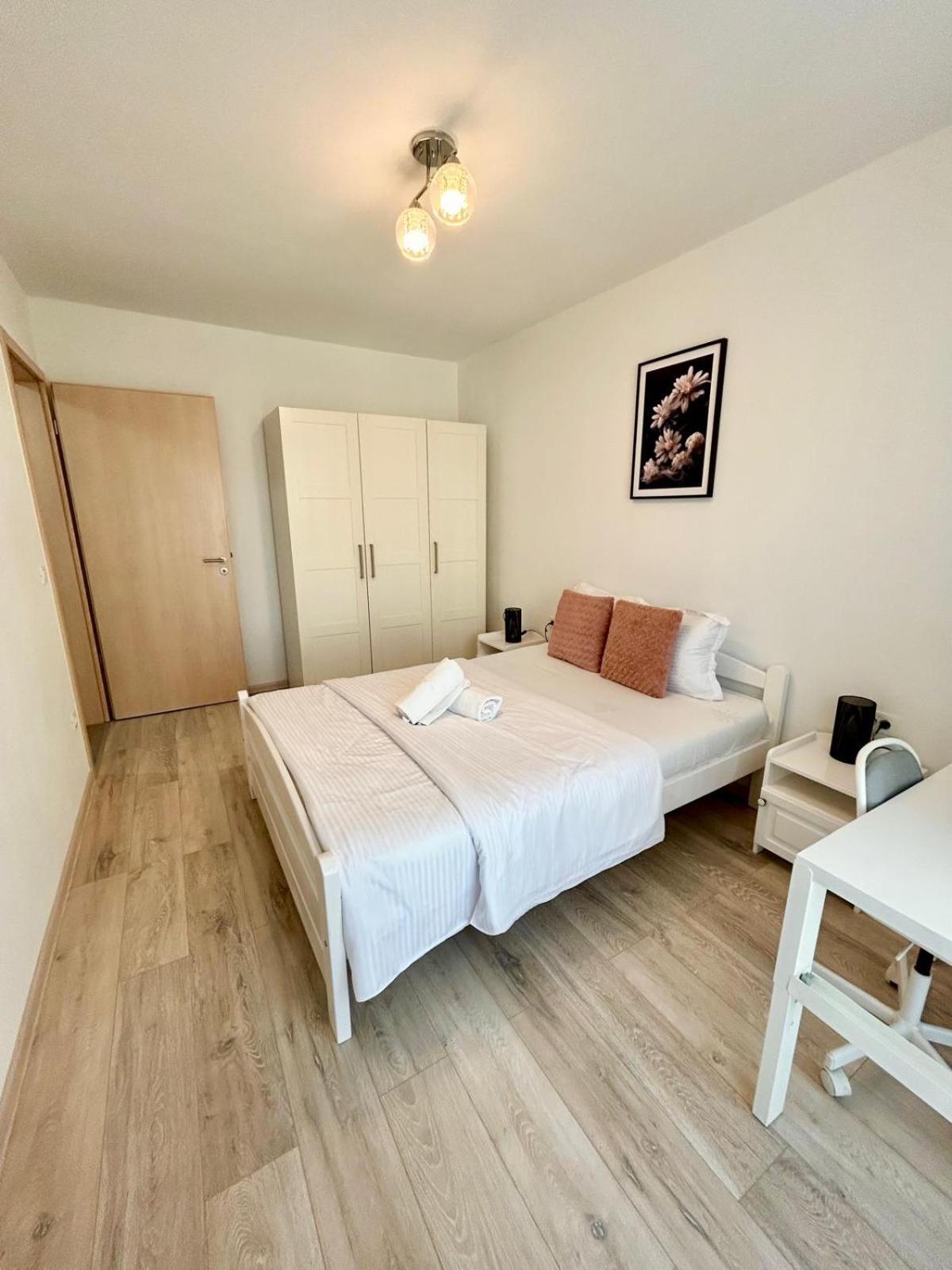 Jad - Luxury 3 Rooms & 2 Rooms Apartments In Kasper, Near Coresi Mall Brasov Exterior photo