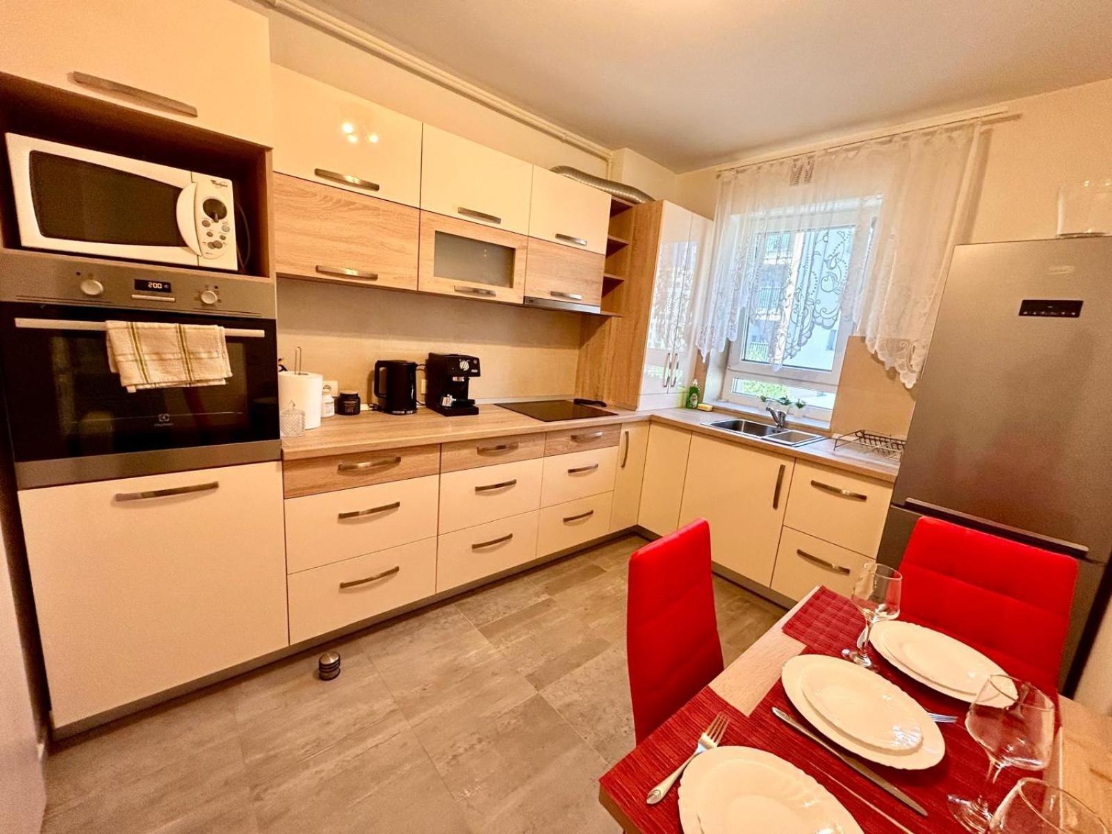 Jad - Luxury 3 Rooms & 2 Rooms Apartments In Kasper, Near Coresi Mall Brasov Exterior photo